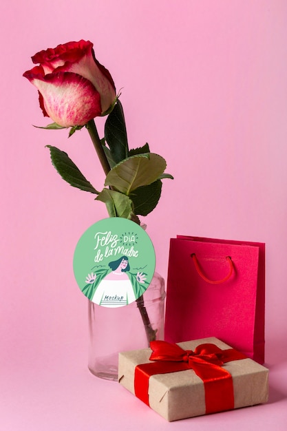 Muttertagsmodell mit geschenk und rose