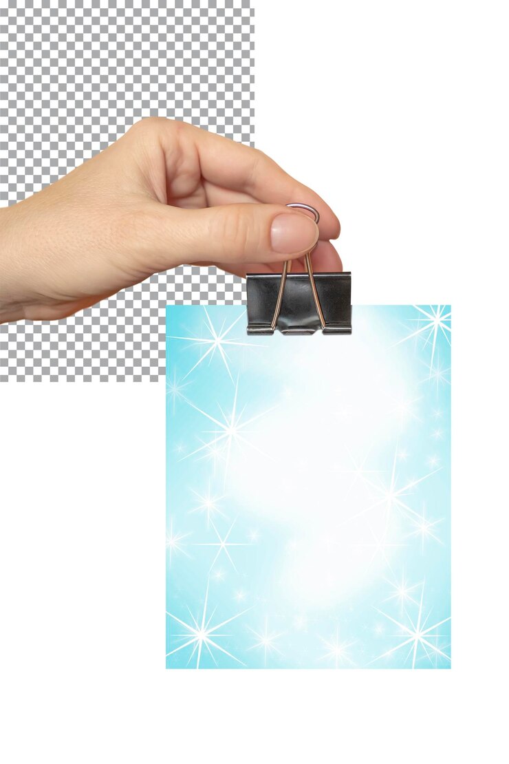 PSD na mão está um clipe de papel com uma folha de papel com um fundo transparente de enfeite de natal