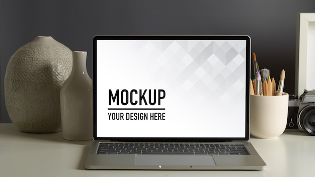 Nahaufnahme Ansicht des Arbeitsbereichs mit Laptop-Modell im Home-Office-Raum