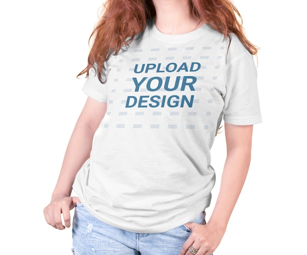 Nahaufnahme auf Frau, die T-Shirt Modell isoliert trägt