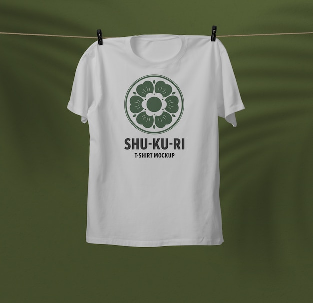 Nahaufnahme auf hängendem T-Shirt Modell