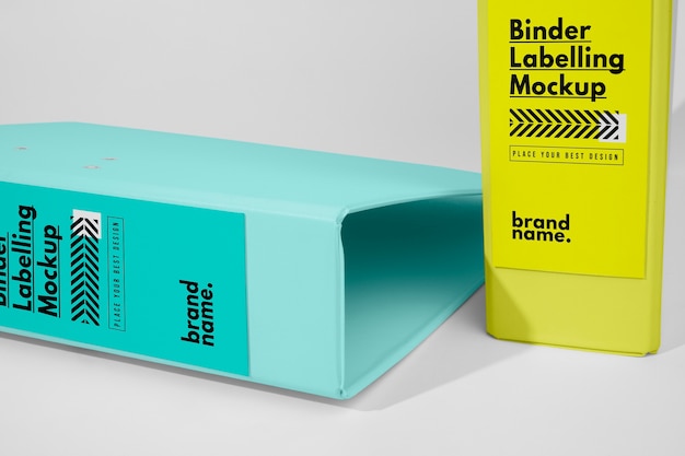 Nahaufnahme auf Schränken mit selbstklebender Etikettierung