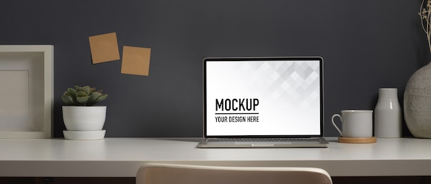 Nahaufnahme des Arbeitstisches mit Laptop-Modell