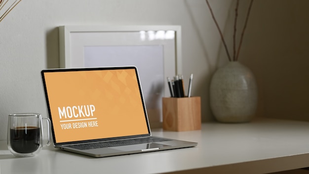 Nahaufnahme des Laptop-Modells mit Kaffeetasse