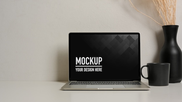 Nahaufnahme des Modell-Laptops mit Vase