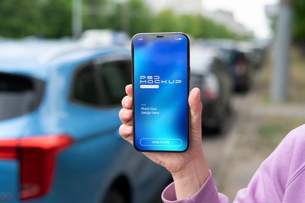 Nahaufnahme des Touchscreen-Modells auf dem Smartphone, das von einer Person gehalten wird