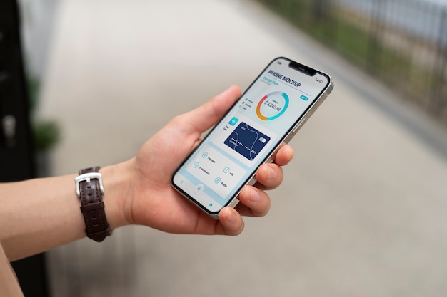Nahaufnahme des Touchscreen-Modells auf dem Smartphone, das von einer Person gehalten wird