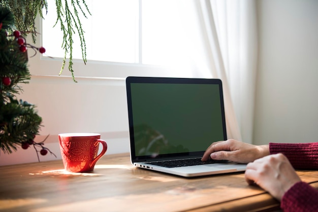 Nahaufnahme eines Laptops am Weihnachtstag