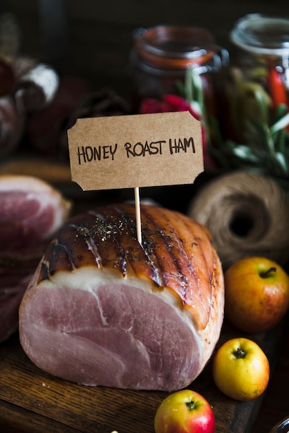 Nahaufnahme eines mit Honig gerösteten Schinkens