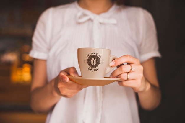 Nahaufnahme Hände, die Kaffeetasse halten