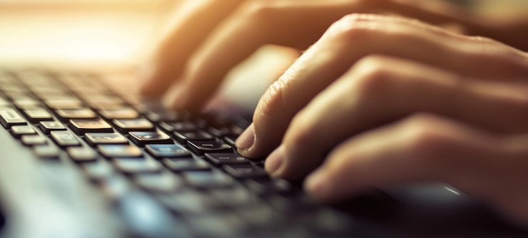 PSD nahaufnahme von händen, die auf einer tastatur tippen