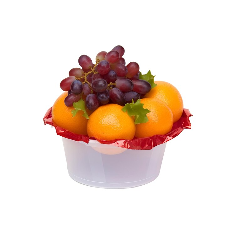 PSD naranjas y uvas frescas en un cuenco blanco con revestimiento rojo