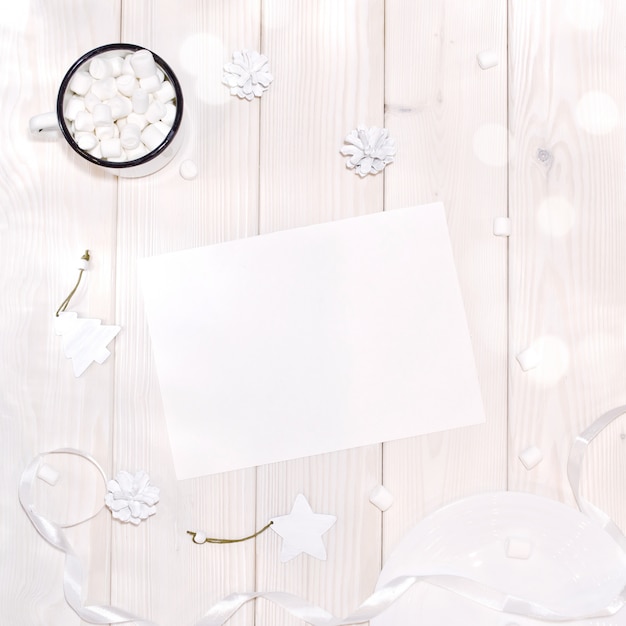 PSD natal com maquete de cartão e decorações brancas na mesa de madeira