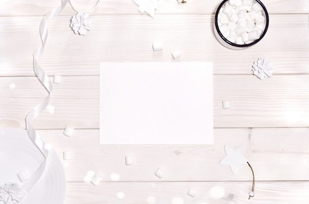 Natale con il modello della carta e decorazioni bianche sulla tavola di legno