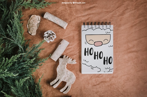 Natale mockup con blocco note accanto a abete