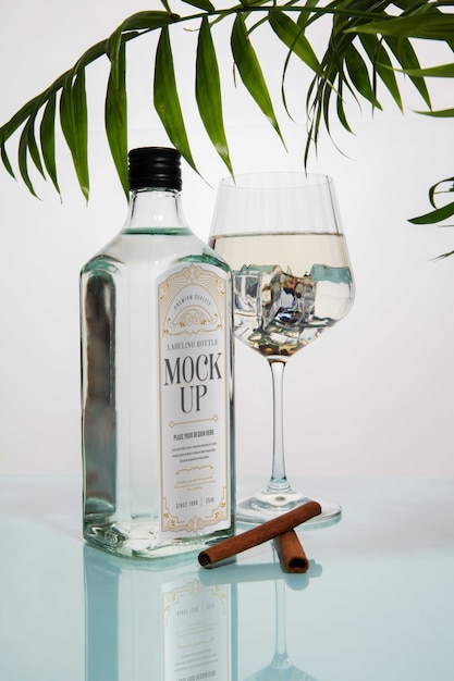 Natura morta di bottiglia di gin con mockup di etichetta