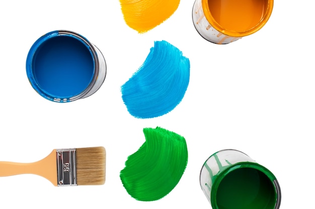 Natura morta di lattine di vernice colorate isolate