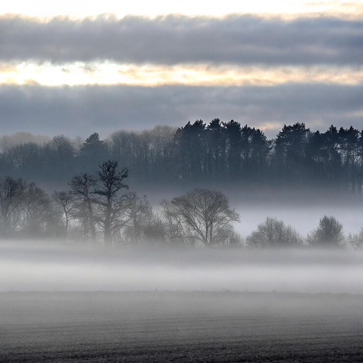 PSD neblige bergspitzen tauchen durch dichte wolken auf und schaffen eine dramatische und ruhige natürliche landschaft