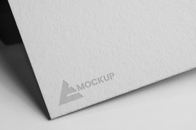 Negocio de diseño de logotipo de maqueta en papel blanco