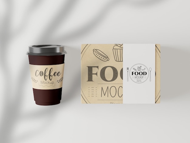 Nehmen sie kaffeetasse und lebensmittelpaket modell weg