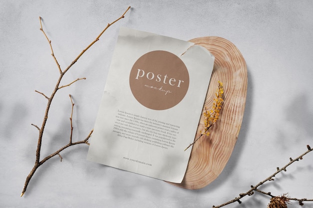 Nettoyez la maquette d'affiche minimale sur une plaque en bois avec des bâtons et un arrière-plan végétal. Fichier PSD.