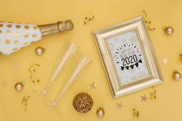 PSD neues jahr 2020 mit goldener flasche champagner und gläsern