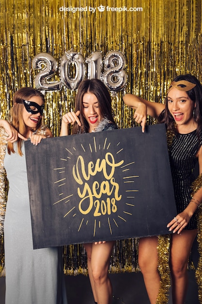 New year mockup com três meninas apontando para o tabuleiro