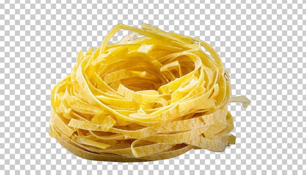 Nido de fettuccine de pasta italiano aislado en un fondo transparente