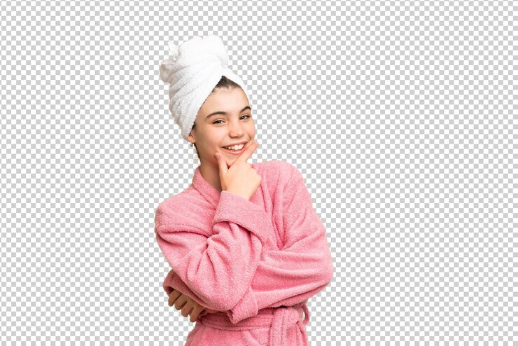 PSD niña en bata de baño sobre el fondo de la llave de croma aislada sonriendo