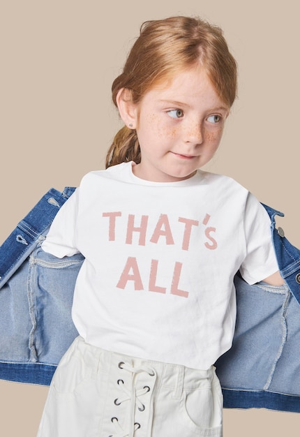 Niña con camiseta blanca y chaqueta de vaqueros