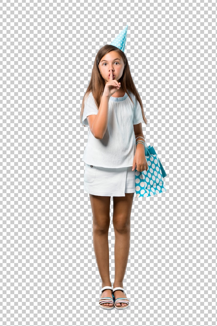 PSD niña en una fiesta de cumpleaños con una bolsa de regalo que muestra un signo de cerrar la boca