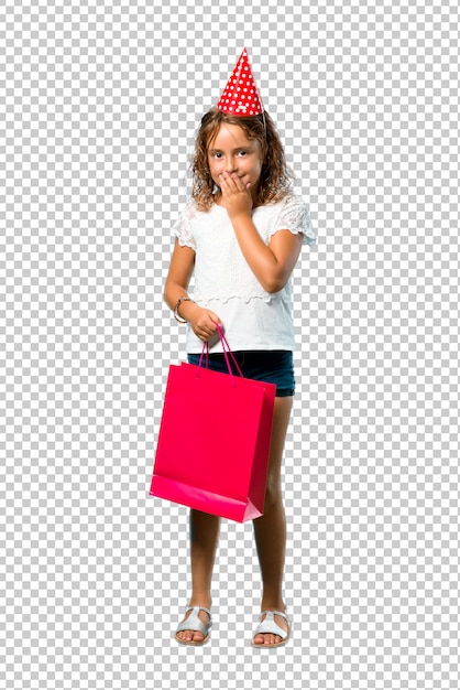 PSD niña en una fiesta de cumpleaños con una bolsa de regalo riendo