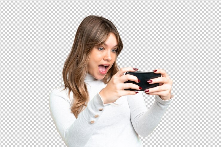 PSD niña joven sobre fondo de clave de croma aislado jugando con el teléfono móvil