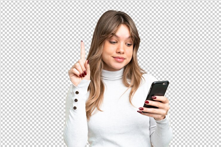 PSD niña joven sobre fondo de clave de croma aislado usando teléfono móvil y levantando el dedo
