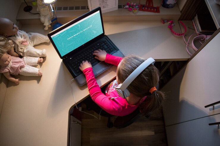 PSD niña joven usando una computadora portátil