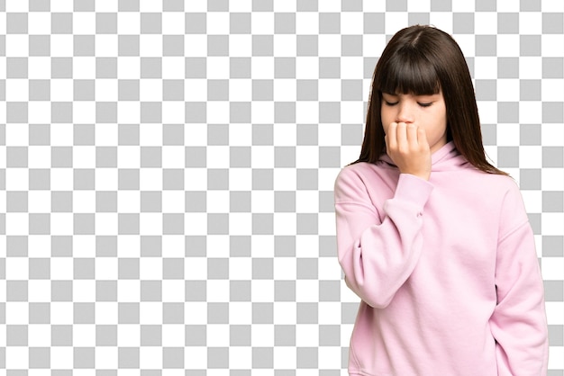 Niña pequeña sobre aislado fondo clave de croma verde teniendo dudas