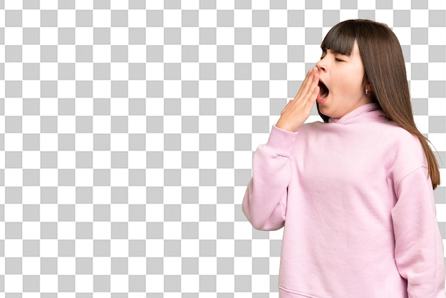 Niña pequeña sobre aislado verde chroma clave fondo bostezando y cubriendo boca abierta con la mano