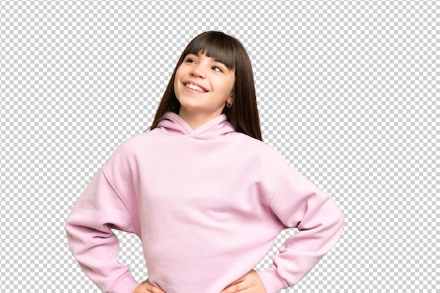 Niña pequeña sobre fondo de clave de croma verde aislado posando con los brazos en la cadera y sonriendo