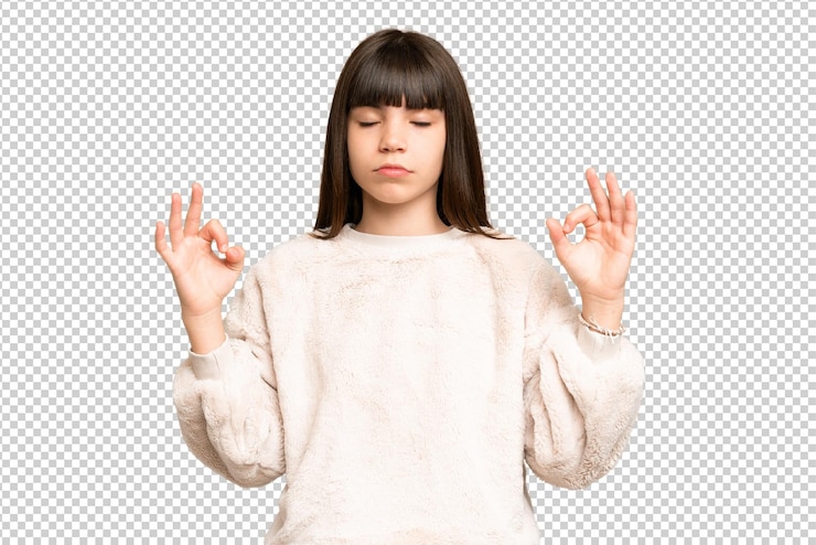 PSD niña pequeña sobre fondo de clave de croma verde aislado en postura zen