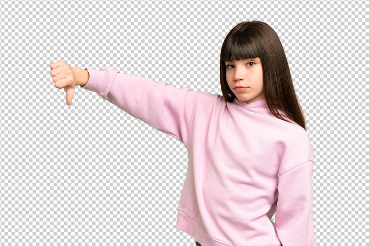 PSD niña pequeña sobre fondo de clave de croma verde aislado que muestra el pulgar hacia abajo con expresión negativa
