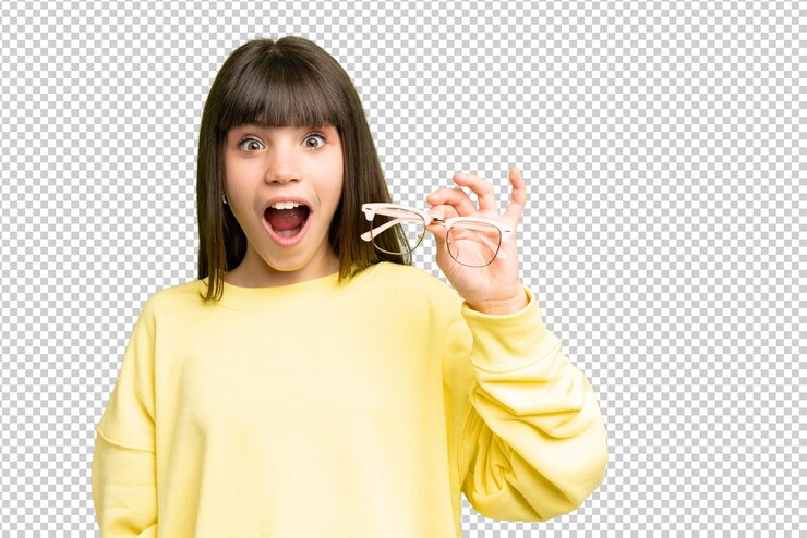 PSD niña pequeña sobre fondo de llave de croma aislado