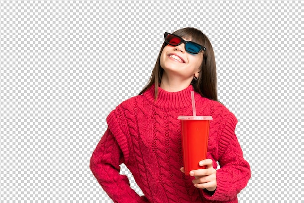 Niña pequeña sosteniendo refresco sobre fondo de llave cromada aislada posando con los brazos en la cadera y sonriendo