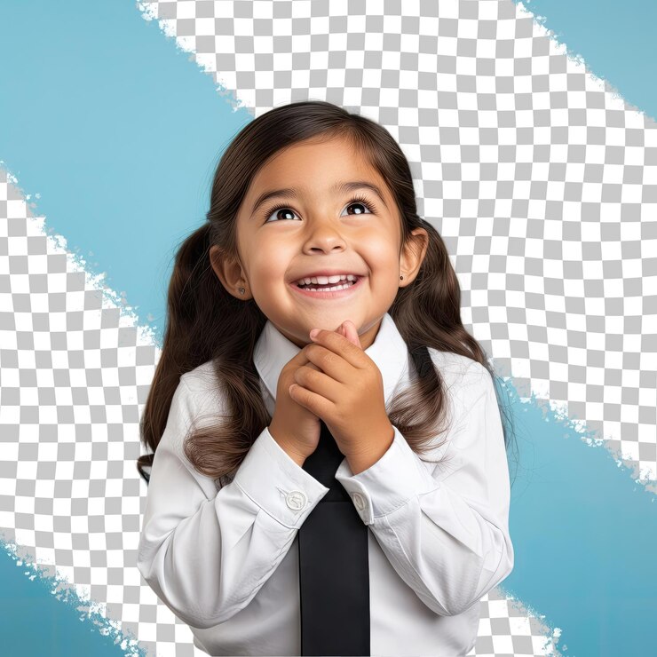 PSD una niña de preescolar extática con cabello largo de etnia hispana vestida con traje de contable posa en un estilo de risa con la mano cubriendo la boca contra un fondo azul cielo pastel