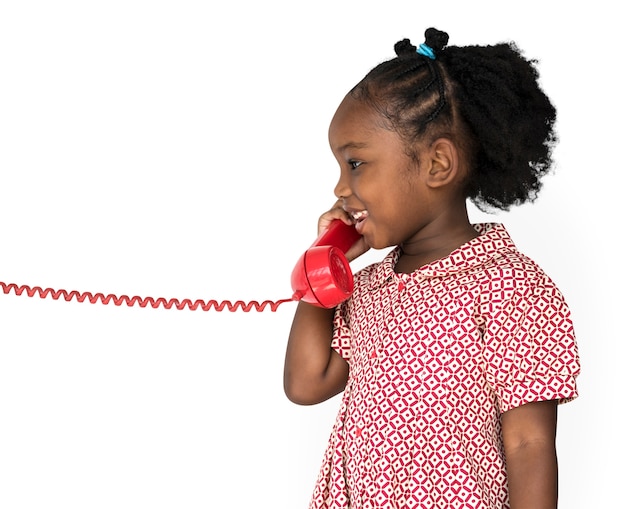 Niña sonriente felicidad hablando por teléfono Comunicación