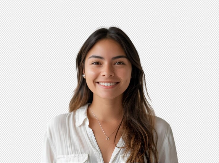 Niña sonriente sobre un fondo blanco