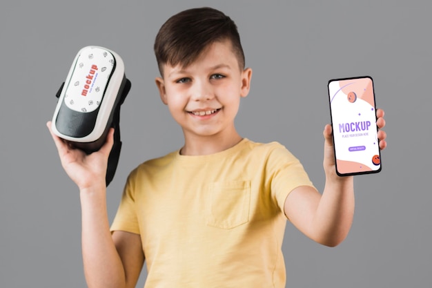 Niño con casco de realidad virtual con maqueta de teléfono