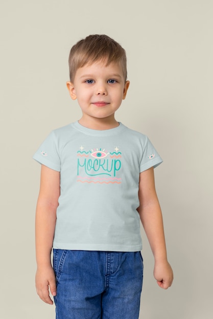 Niño con diseño de maqueta de camiseta