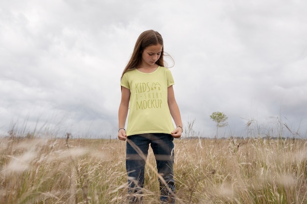 Niño, llevando, ropa, en, campo