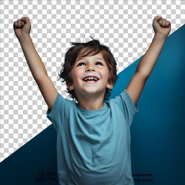 Niño con una maqueta de camiseta aislada en un fondo transparente