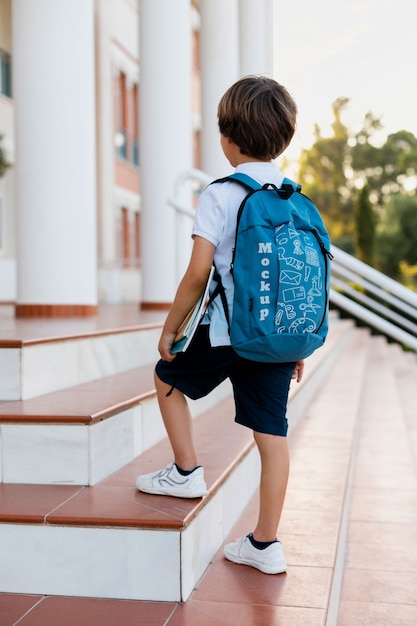 PSD niño con mochila volviendo a la escuela